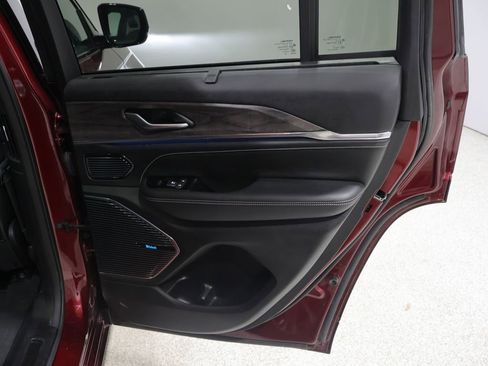 Used 2022 Jeep Grand Cherokee Overland w/ Adv Protech Group III AWD/4WD image 22