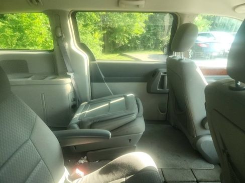 Used 2009 Chrysler Town & Country Touring FWD image 4