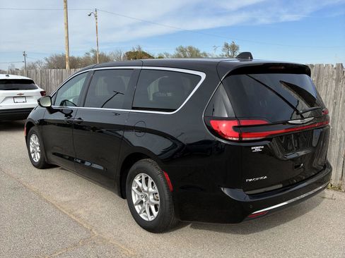 Used 2025 Chrysler Pacifica Select image 21