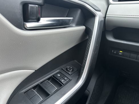 Used 2021 Toyota RAV4 XLE Premium image 27