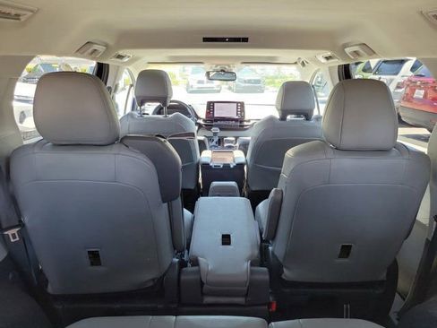 Used 2024 Toyota Sienna XLE FWD image 7