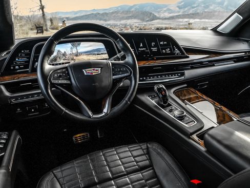 Used 2022 Cadillac Escalade ESV Sport Platinum w/ Heavy-Duty Trailer Package AWD/4WD image 4