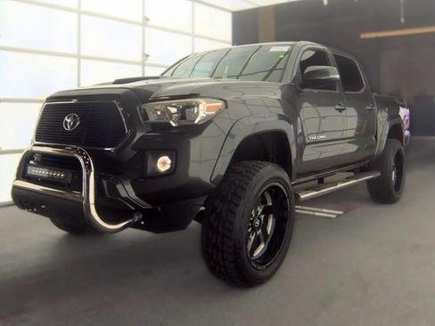 Used 2017 Toyota Tacoma TRD Sport w/ Tow Package RWD image 1