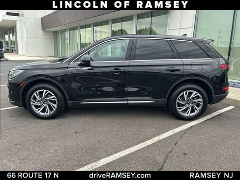Used 2023 Lincoln Corsair AWD image 2