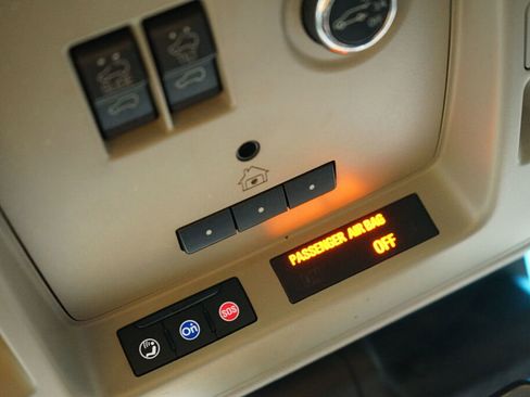 Used 2017 Cadillac Escalade Premium Luxury image 25