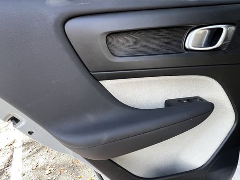 Used 2023 Volvo XC40 B5 Plus image 28