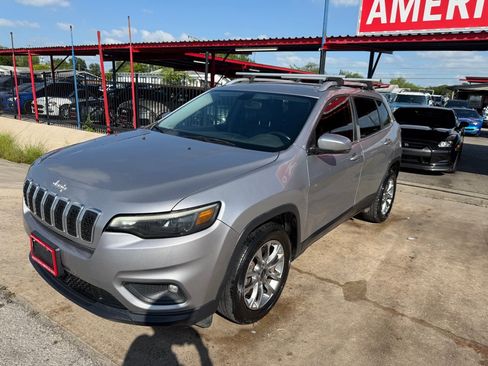Used 2019 Jeep Cherokee Latitude Plus w/ Comfort/Convenience Group FWD image 1