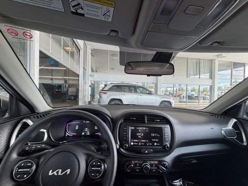 Used 2025 Kia Soul LX w/ LX Technology Package FWD image 32