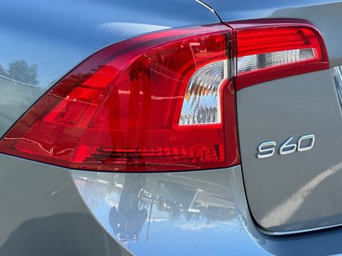 Used 2017 Volvo S60 T5 Inscription Platinum image 12