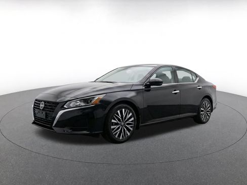 Used 2025 Nissan Altima 2.5 SV FWD image 3