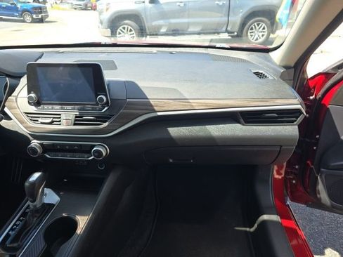 Used 2025 Nissan Altima 2.5 SV FWD image 39