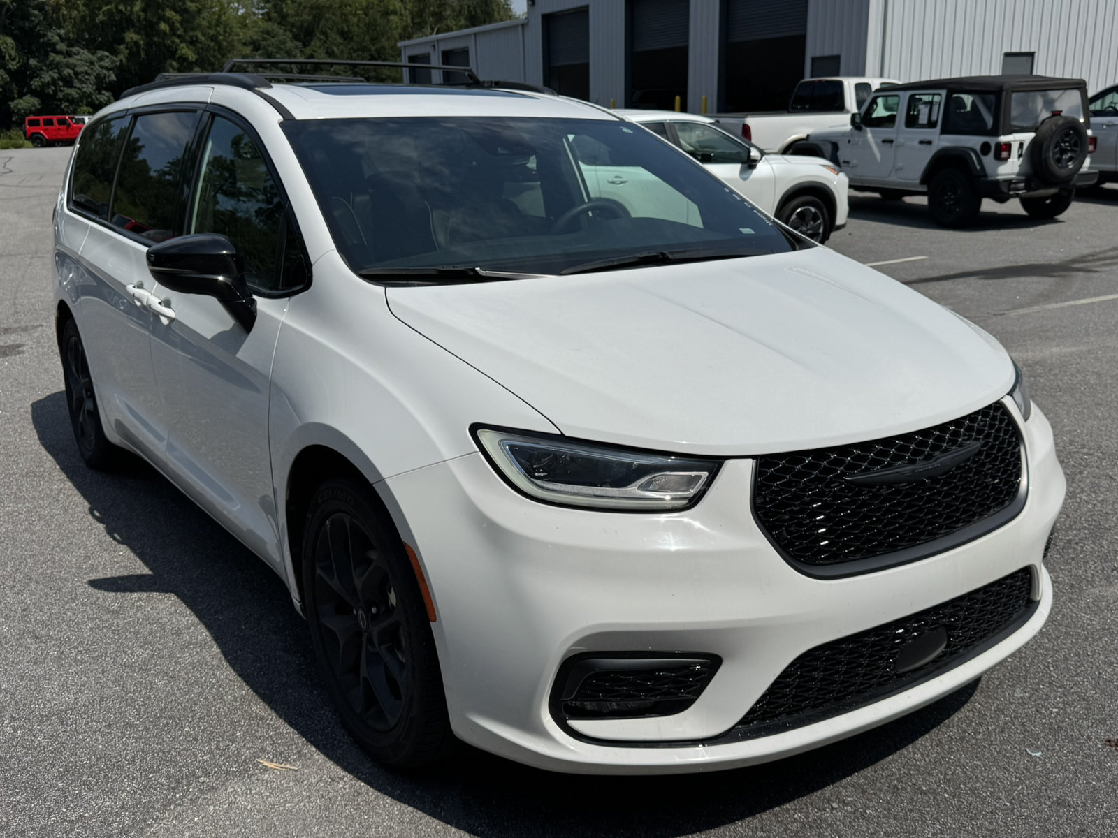 Used 2025 Chrysler Pacifica Limited FWD image 3