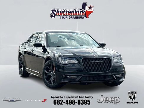 Used 2022 Chrysler 300 Touring L w/ Popular Equipment Group image 1