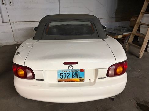 Used 1999 MAZDA MX-5 Miata RWD image 2
