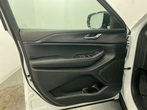 New 2025 Jeep Grand Cherokee Altitude image 20