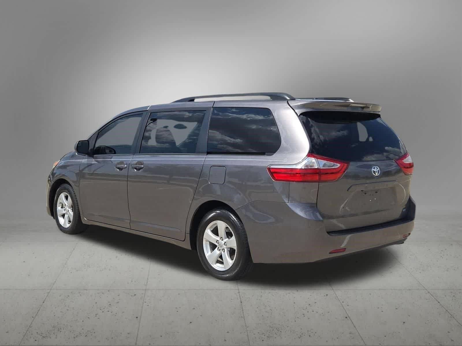 Used 2017 Toyota Sienna LE FWD image 4