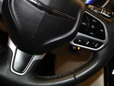 Used 2023 Chrysler Pacifica Touring-L image 37