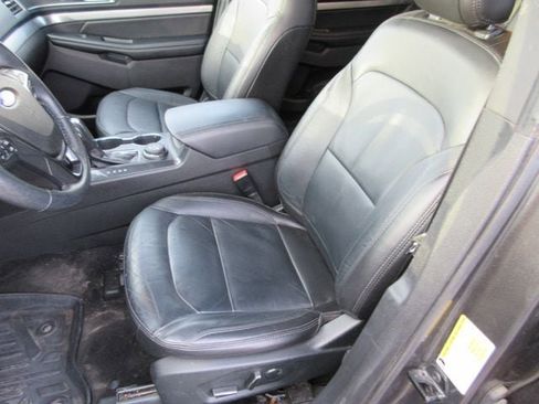 Used 2018 Ford Explorer XLT w/ Equipment Group 202A image 18