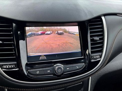 Used 2020 Chevrolet Trax LT w/ LT Convenience Package image 9
