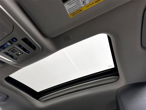 Certified 2022 Toyota Highlander XLE image 24