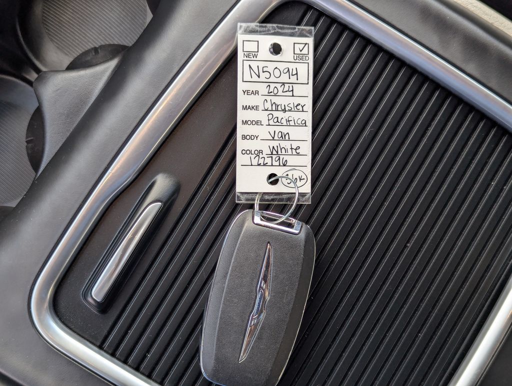 Used 2024 Chrysler Pacifica Touring-L FWD image 39
