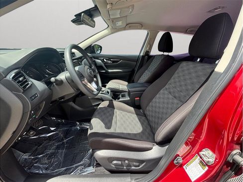 Used 2020 Nissan Rogue Sport SV FWD image 2