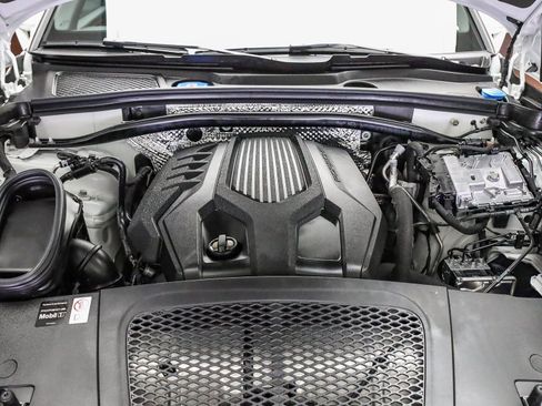 Certified 2025 Porsche Macan image 30