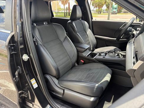 Used 2024 Mitsubishi Outlander SE Black Edition FWD image 17