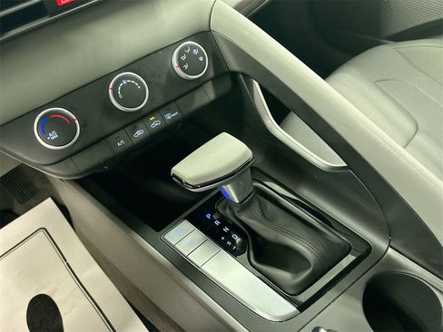 Used 2023 Hyundai Elantra SE image 17