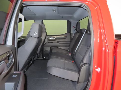 Used 2022 Chevrolet Silverado 1500 LT AWD/4WD image 38