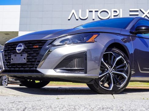 Used 2024 Nissan Altima 2.5 SR FWD image 2