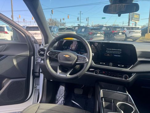 Used 2025 Chevrolet Equinox LT image 28