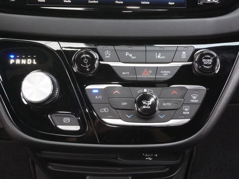Used 2026 Chrysler Pacifica Select FWD image 14