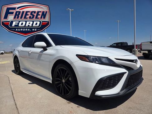 Used 2022 Toyota Camry SE FWD image 3