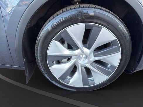 Used 2022 Tesla Model Y Long Range image 24