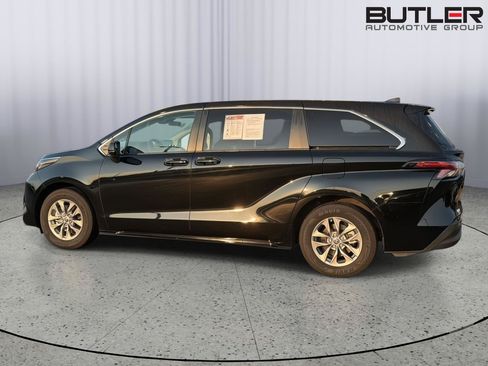 Used 2023 Toyota Sienna LE FWD image 3