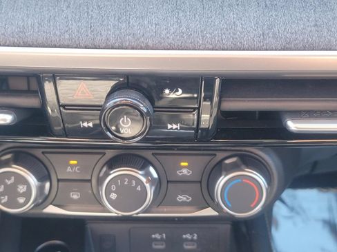 Used 2025 Nissan Kicks SV AWD/4WD image 23