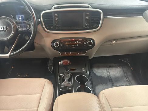 Used 2017 Kia Sorento FWD w/ LX Convenience Package image 16
