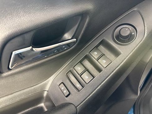 Used 2019 Chevrolet Trax LT w/ LT Convenience Package FWD image 12