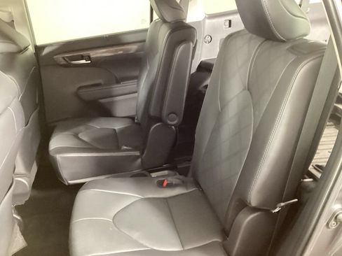 Used 2024 Toyota Highlander Platinum AWD/4WD image 22