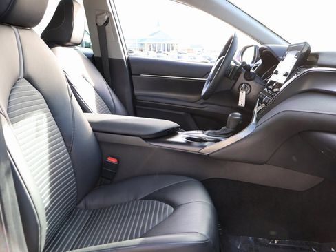 Used 2024 Toyota Camry SE image 9