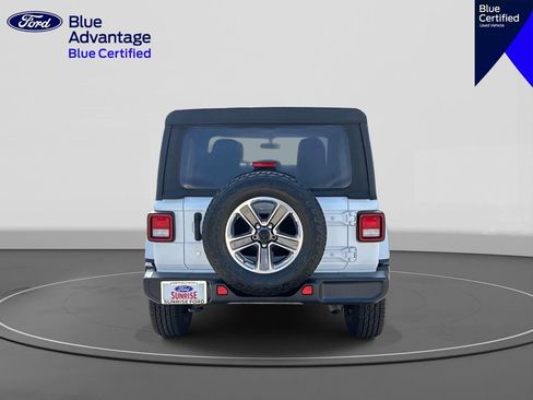 Used 2018 Jeep Wrangler Unlimited Sahara AWD/4WD image 6