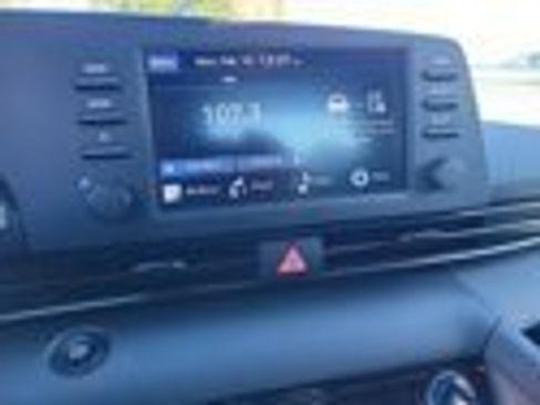 Used 2025 Hyundai Elantra SE image 25