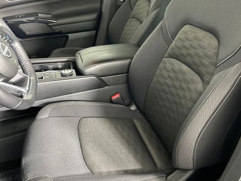 Used 2024 Nissan Pathfinder SV image 12