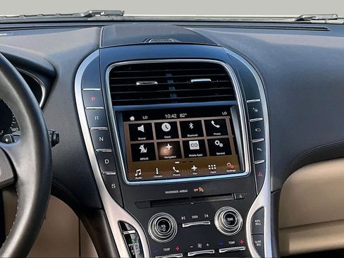 Used 2017 Lincoln MKX Reserve w/ Driver Assistance Package FWD image 11