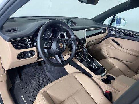 Certified 2025 Porsche Macan AWD/4WD image 4