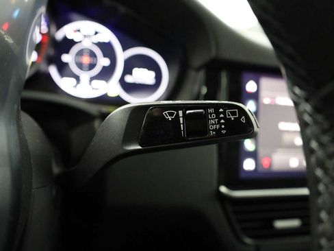 Certified 2023 Porsche Cayenne Platinum Edition image 30