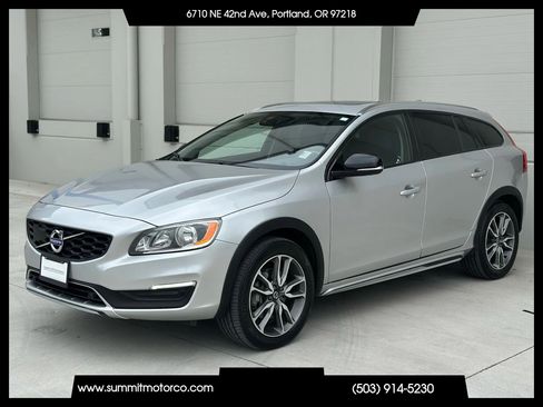Used 2017 Volvo V60 T5 Cross Country w/ Convenience Package image 1