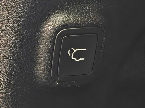 Used 2019 Jeep Cherokee Limited image 30