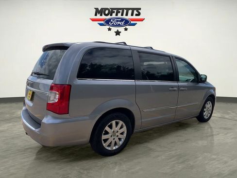 Used 2015 Chrysler Town & Country Touring FWD image 5
